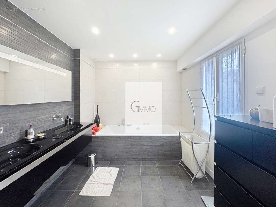 Maison à L'HAY-LES-ROSES