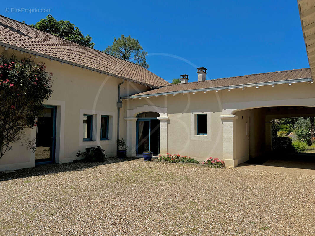 Maison à SAINT-MARTIAL-D'ARTENSET