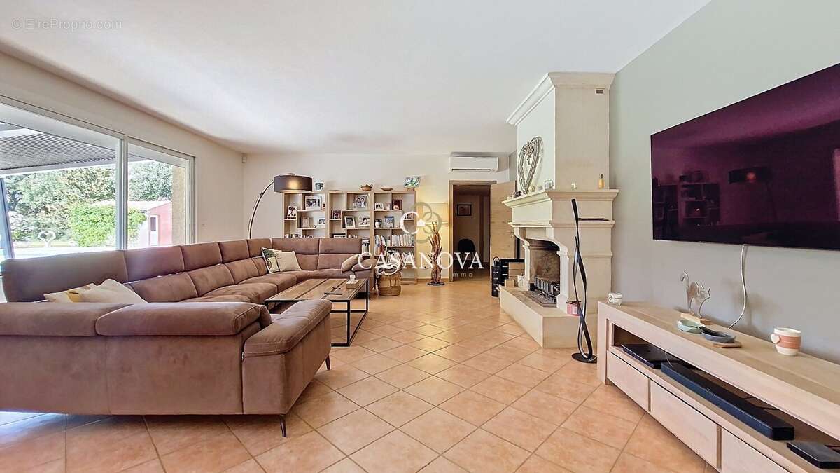 Propriété 5 hectares - Villa et dépendances :  331 m2 habitables - piscine - oliveraie - enclos chevaux - photo 8
