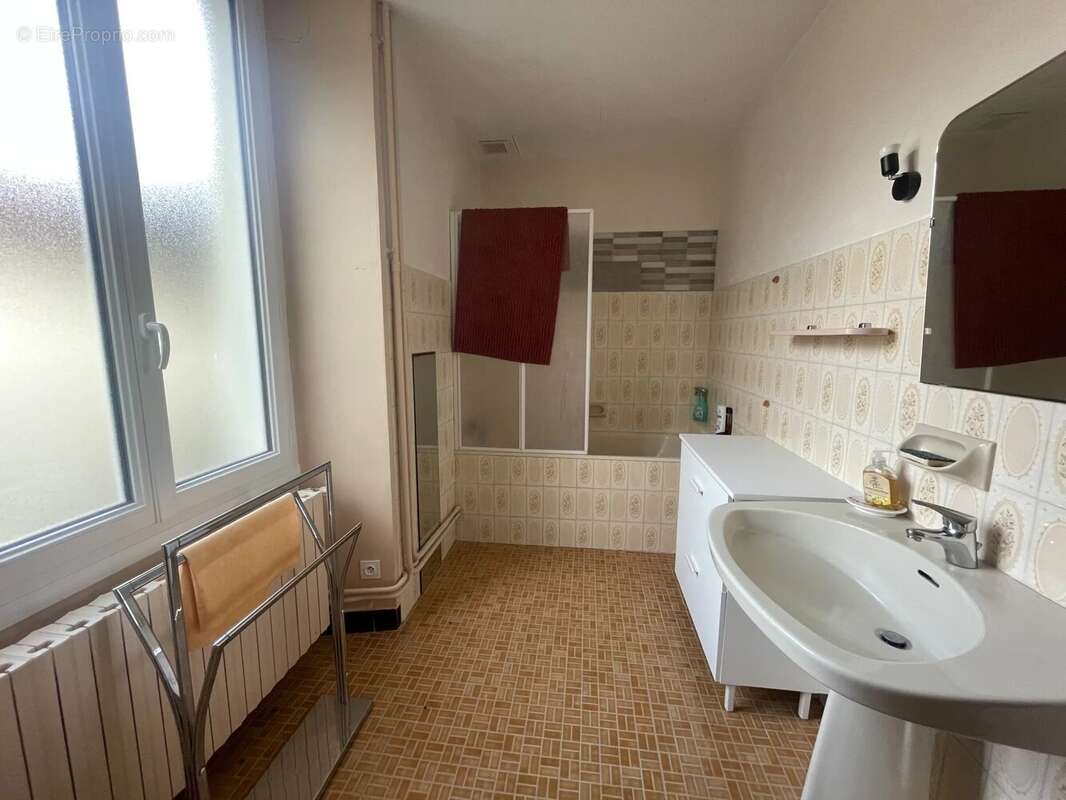 Maison à MONTS-SUR-GUESNES