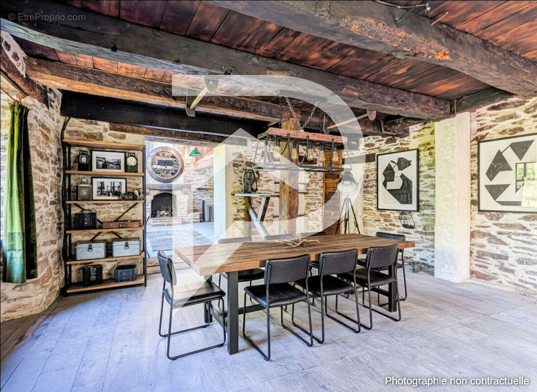 Maison à LAVAL-ROQUECEZIERE