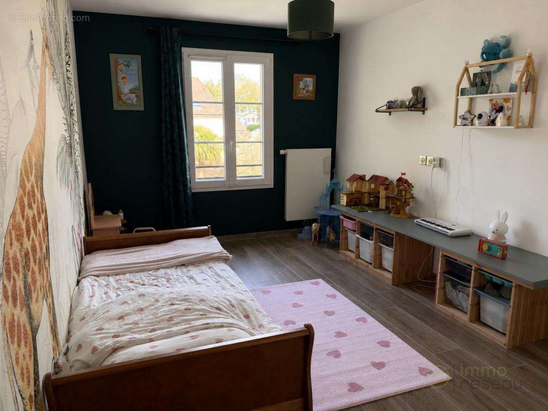 Maison à LA QUEUE-LES-YVELINES