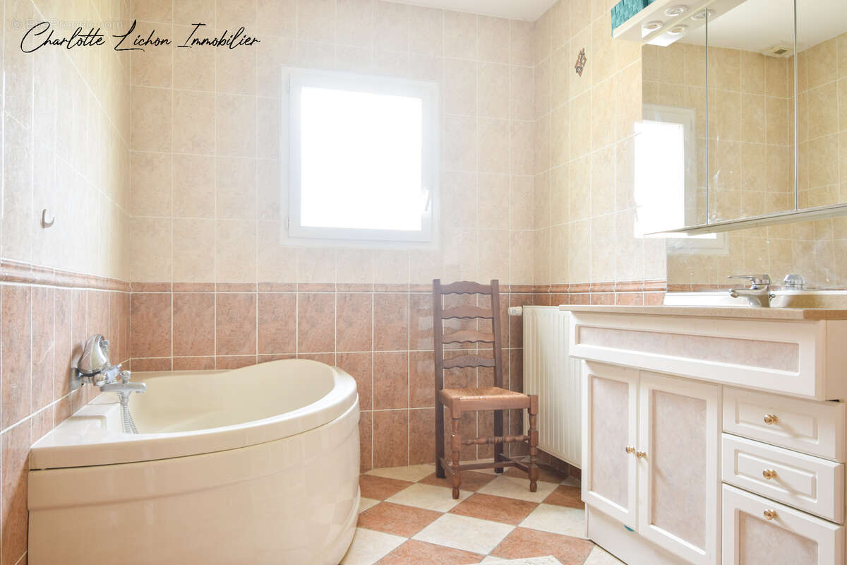 Maison à CREUZIER-LE-VIEUX