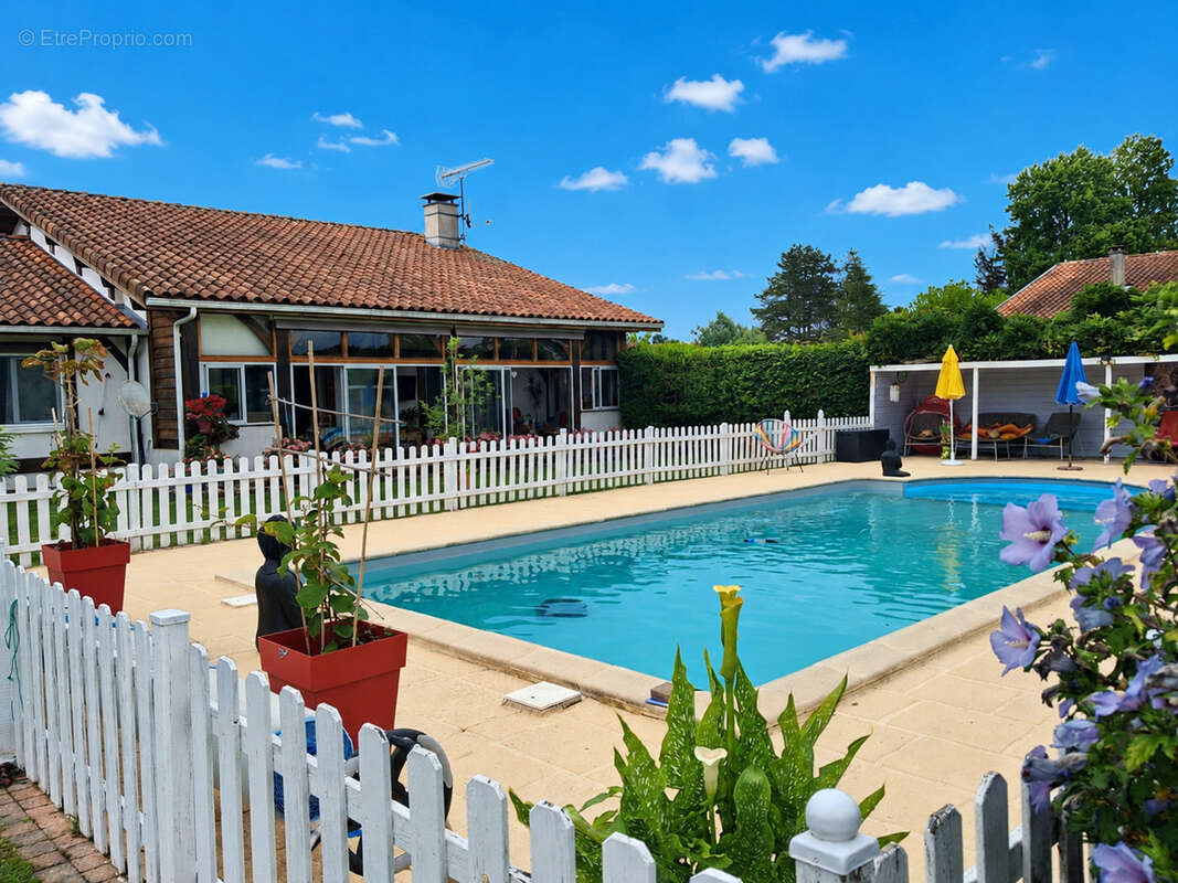 A vendre maison trois chambres avec piscine et dépendances - photo 4