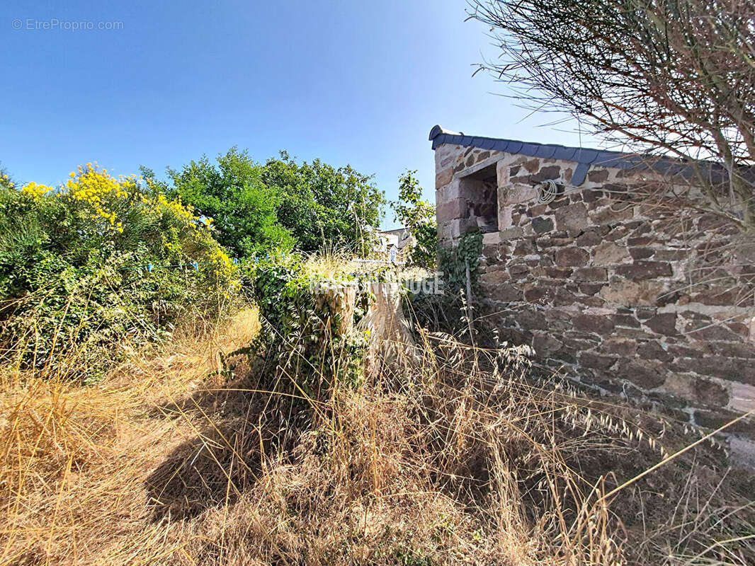 Maison de caractère en pierres à rénover - Jardin, dépendance et aperçus mer - photo 2