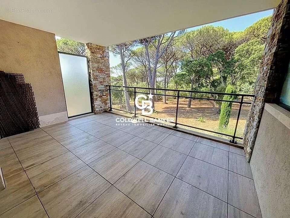 Valescure T2 dans résidence de standing avec piscine - photo 10