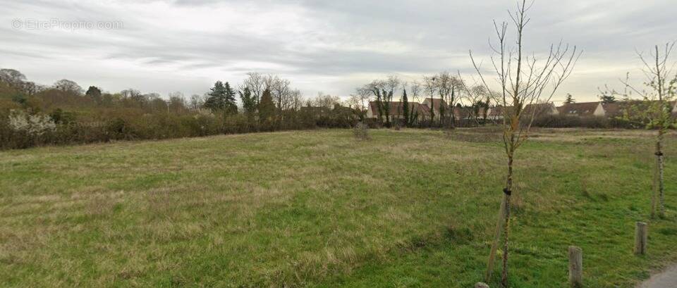 Terrain à LA CHAPELLE-EN-SERVAL