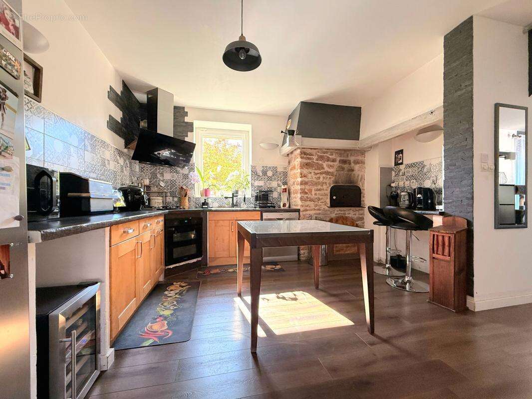 À vendre – Coup de cœur assuré! Authentique longère en pierre avec piscine – 143 m² – Terrain de 1 000 m² - photo 7