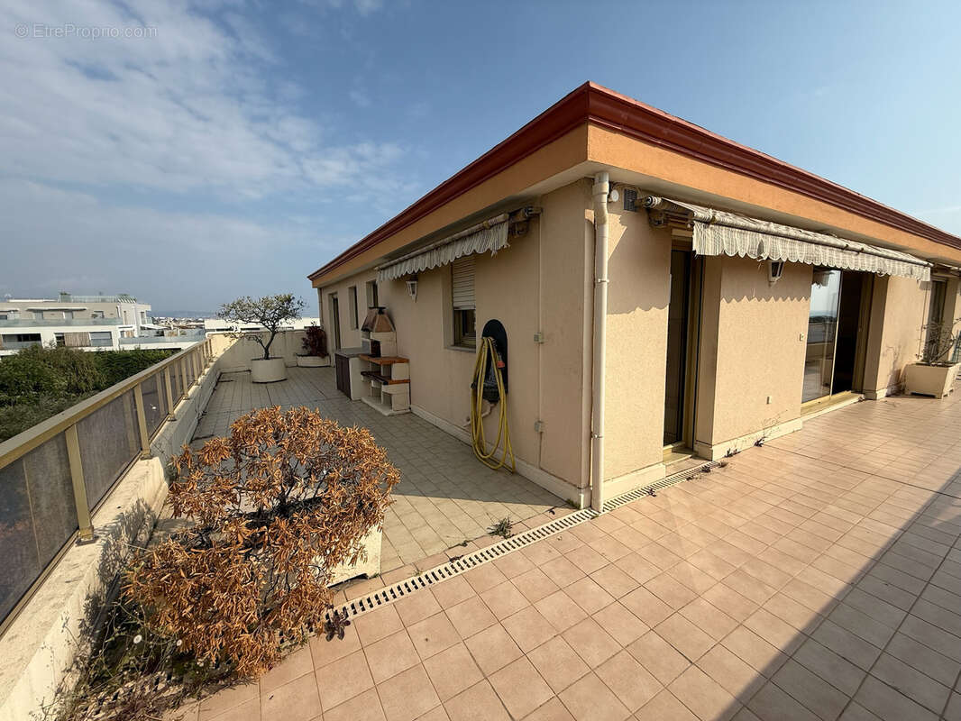 Appartement à SAINT-LAURENT-DU-VAR