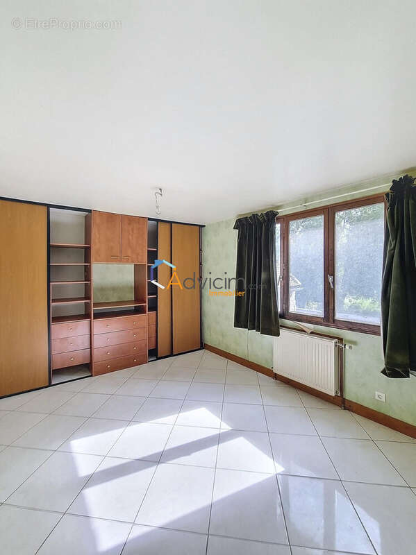 chambre avec dressing 1er étage - Maison à BRIENON-SUR-ARMANCON