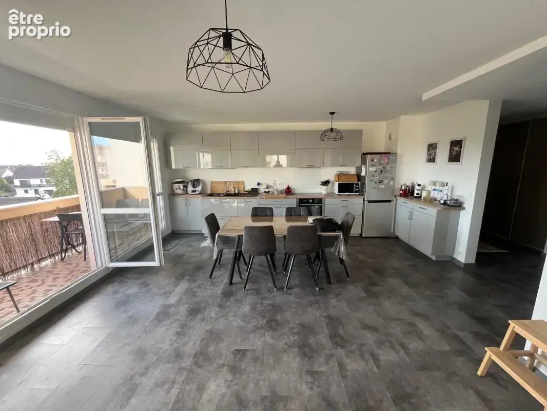 RARE F3 71m² + 2 balcons résidence du BOIS DE VAIRES. Entrée, placards, cuisine équipée ouverte sur séjour double, 1 ou 2 chambr - photo 11
