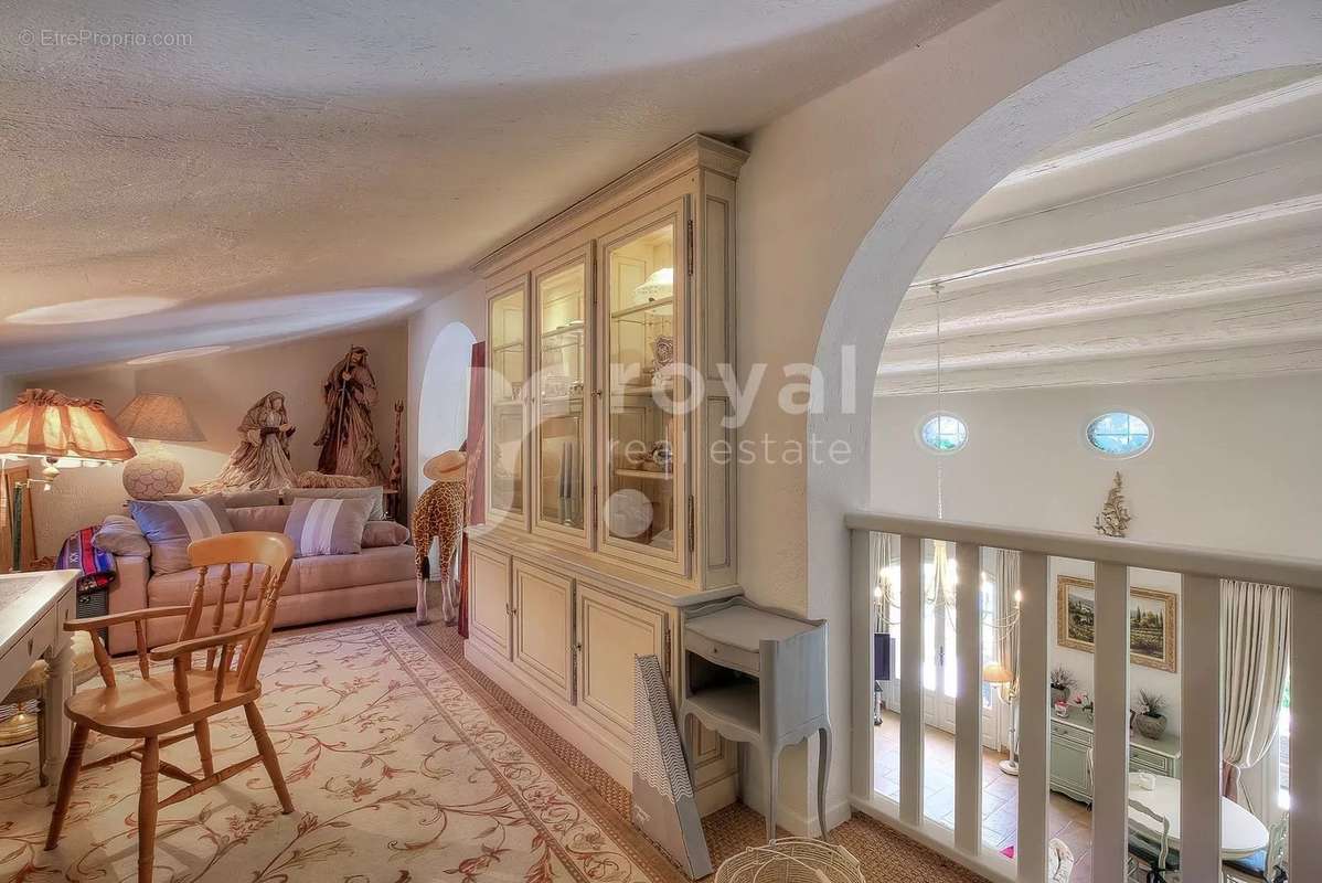 Maison à CHATEAUNEUF-GRASSE