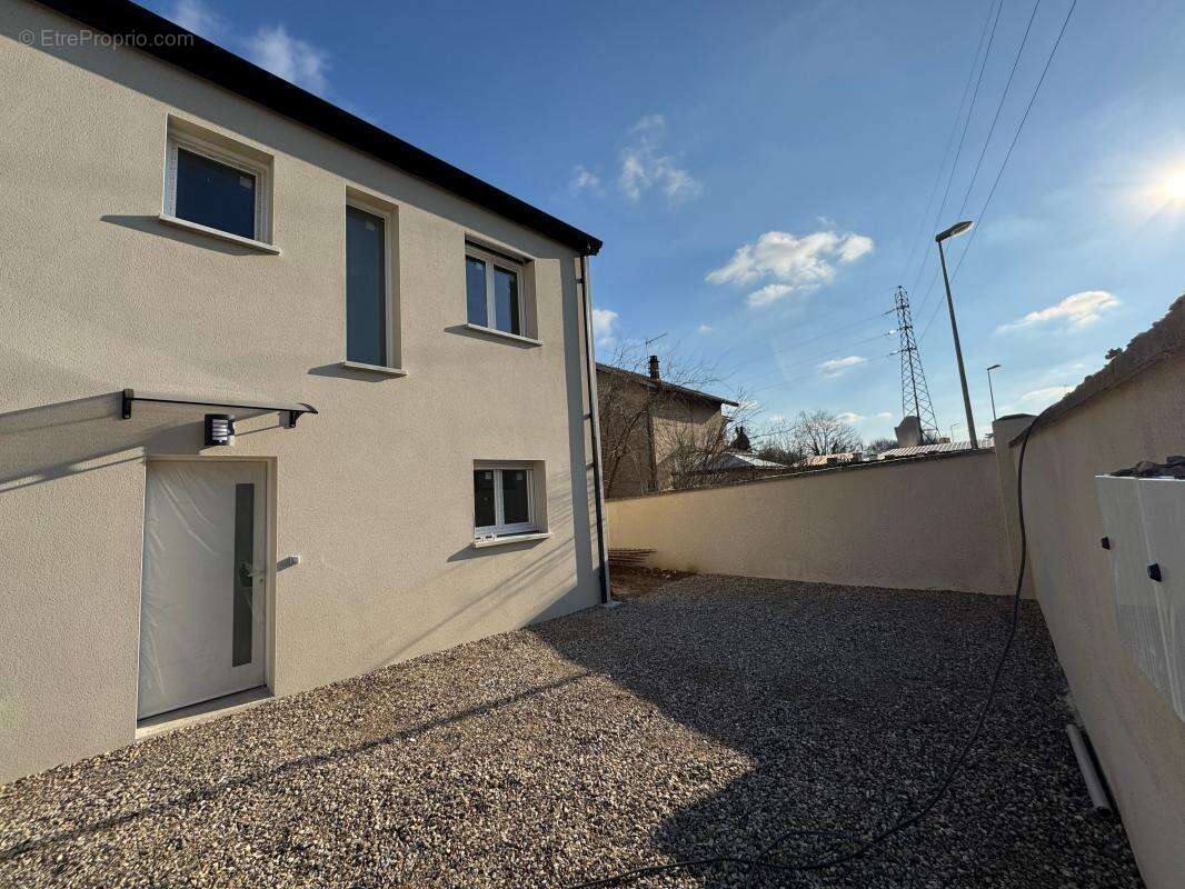 Appartement à PONT-DE-CHERUY