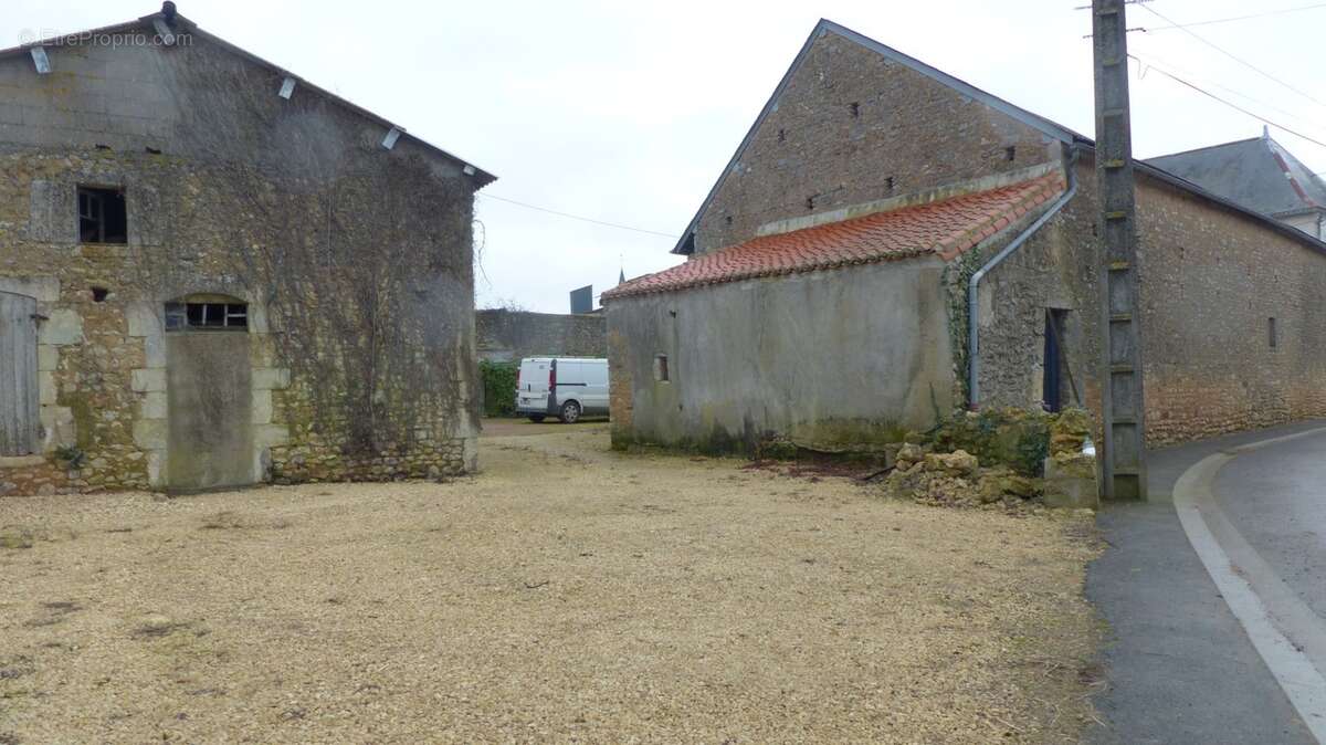 Dpt Deux Sèvres (79), à vendre proche de AIRVAULT maison P5, terrain 1335 m² - photo 6