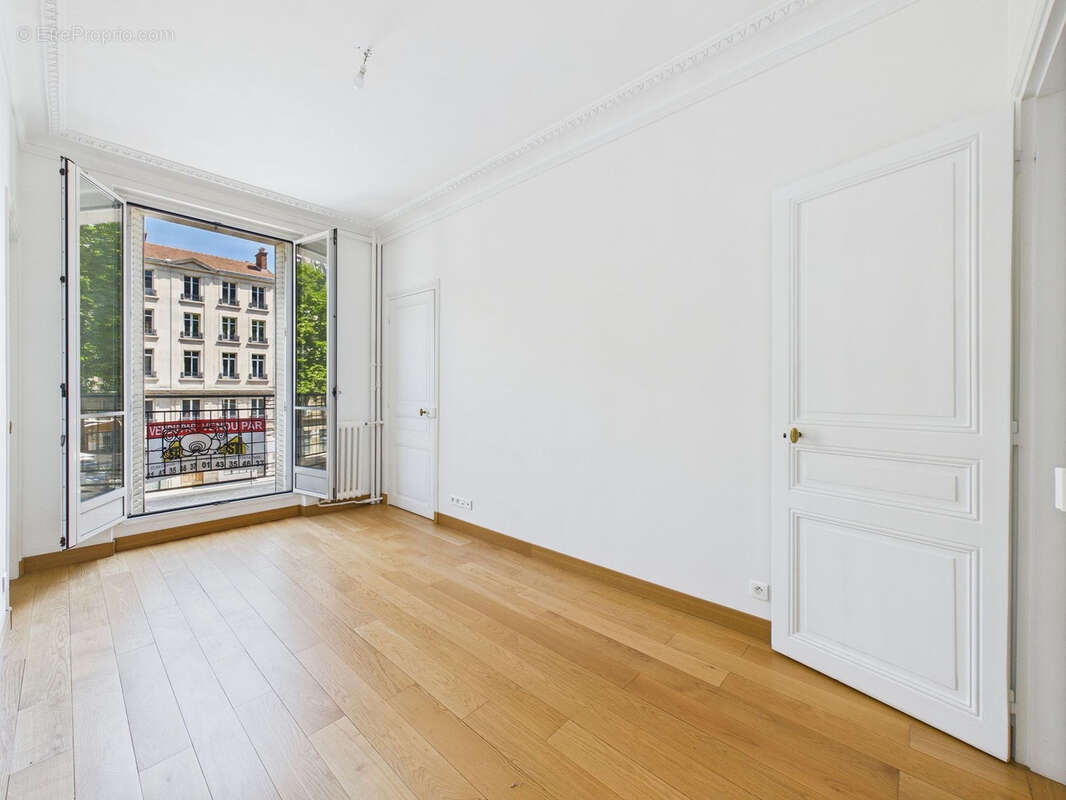 Appartement à PARIS-14E