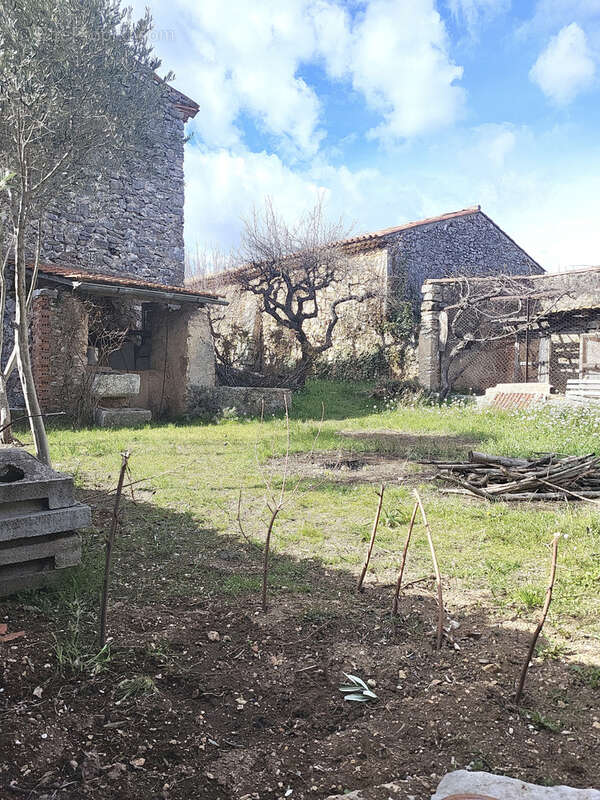 Terrain constructible avec maison en ruine, jardin et dépendances - photo 3