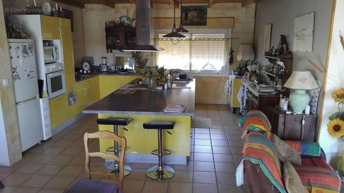 Située à Saint-André (31420), cette maison traditionnelle offre un cadre de vie paisible au cœur d'un village dynamique. Proche  - photo 4