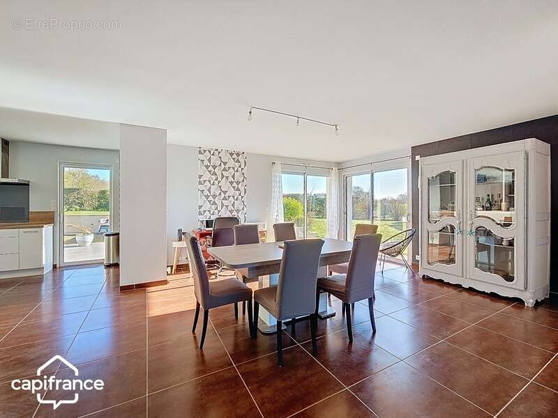 Maison de plain-pied 121 m² – 3 chambres – 3 garages (87m²) – terrain clos 1 454 m² – Boussais (79) proche Airvault - photo 4