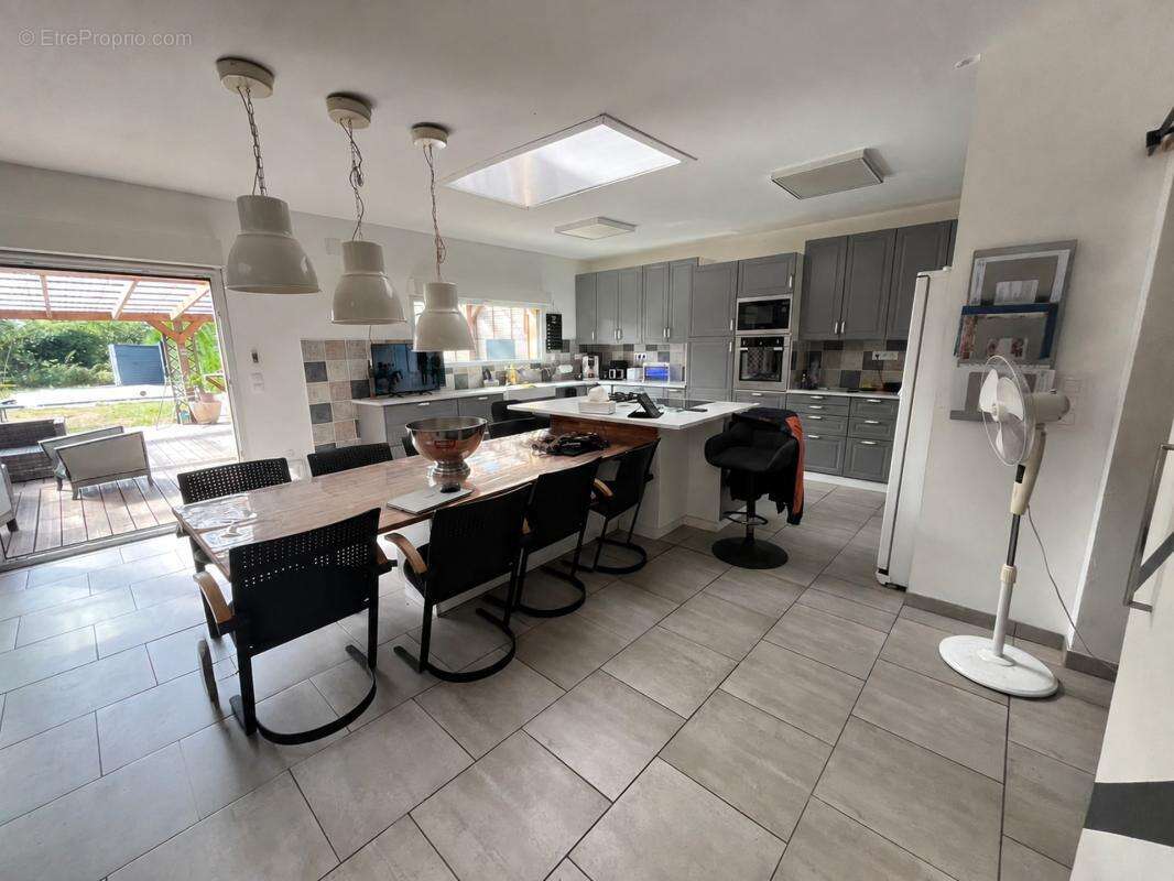  PRESTIGE & ESPACE : Splendide Maison Loft de 251 m² avec 5 Chambres, Jardin, Garage, Piscine  ‍ - photo 5