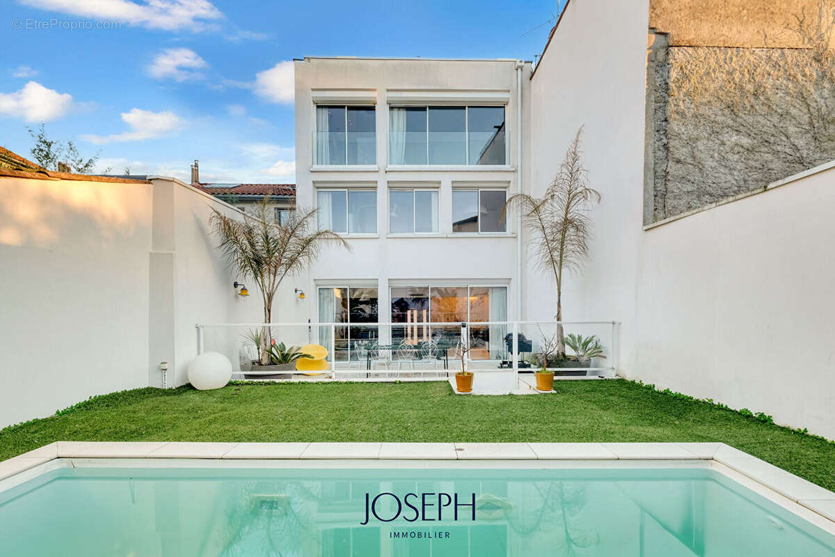 Guilhemery, maison t6/t7 avec jardin, piscine et garage. - photo 2