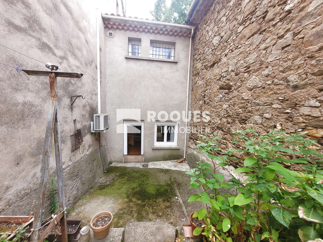 Au POUJOL SUR ORB , maison de village environ 150 m2 habitable divisé en 2 appartements, grand garage, et une - photo 16