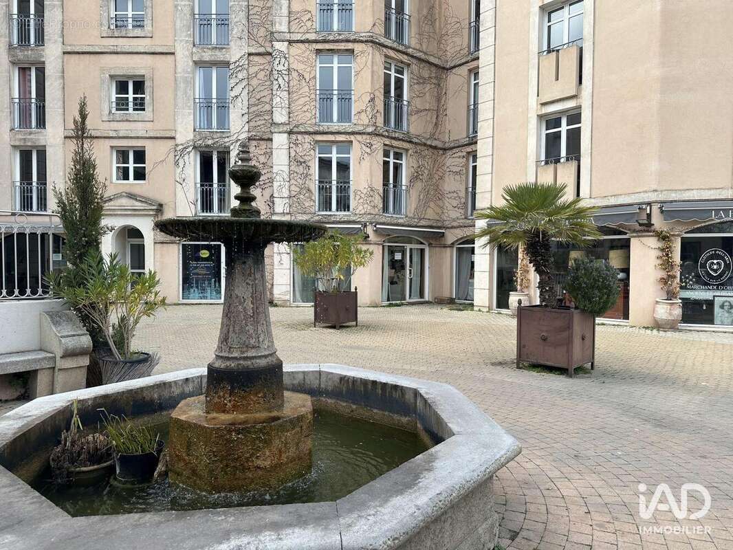 Photo 2 - Commerce à L'ISLE-SUR-LA-SORGUE