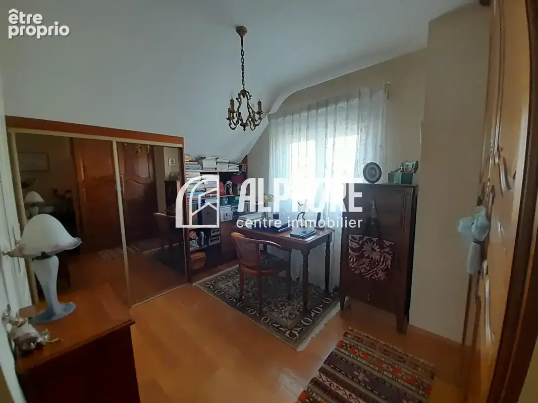 Maison composée de 2 appartements sur  879m² de terrain . (terrain  à bâtir détachable) - photo 8