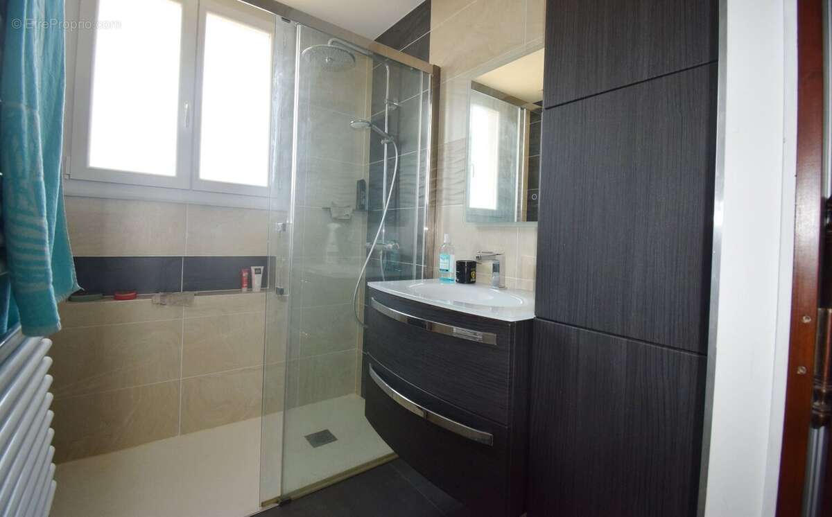 À VENDRE - Maison sur les hauteurs de CUSSET avec garage et jardin. - photo 11