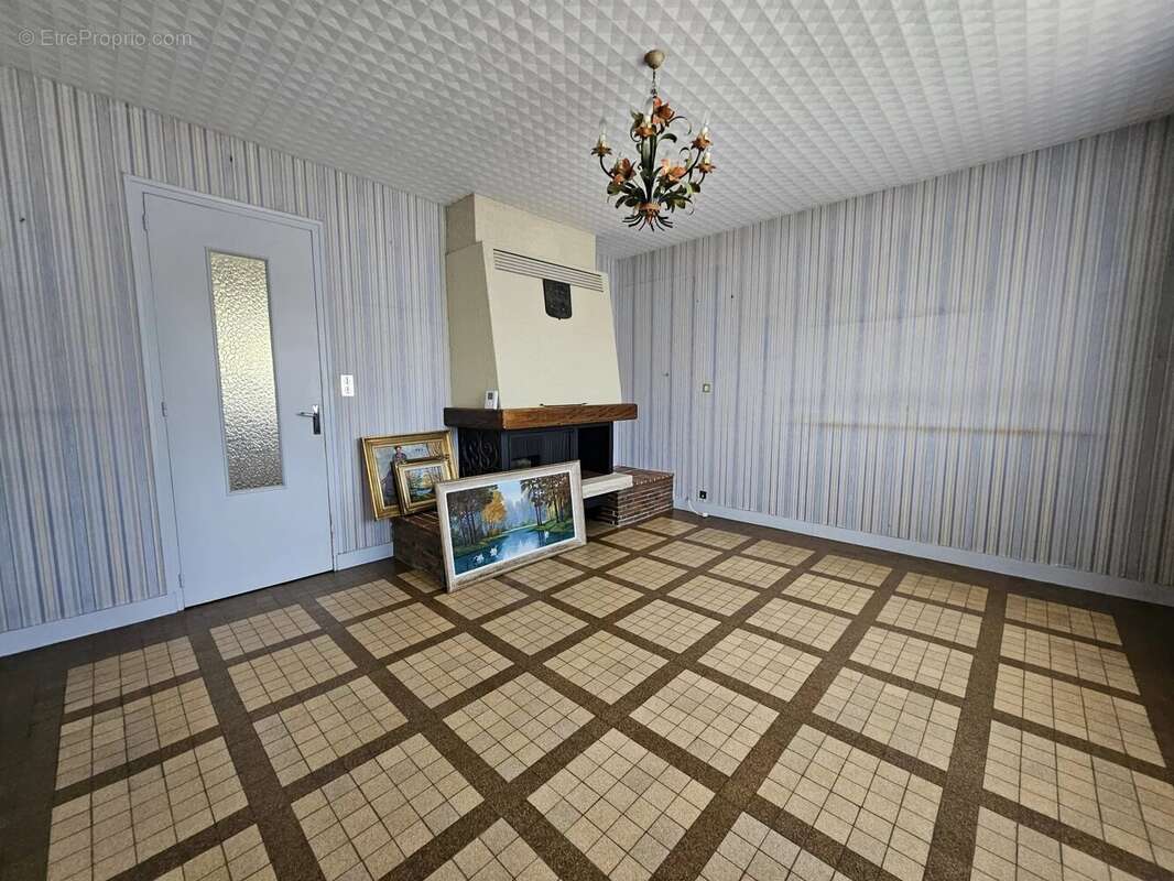 Gravigny Centre – Maison sur sous-sol avec 2 garages, dont un pour camping-car, sur terrain de 1 401 m² - photo 3