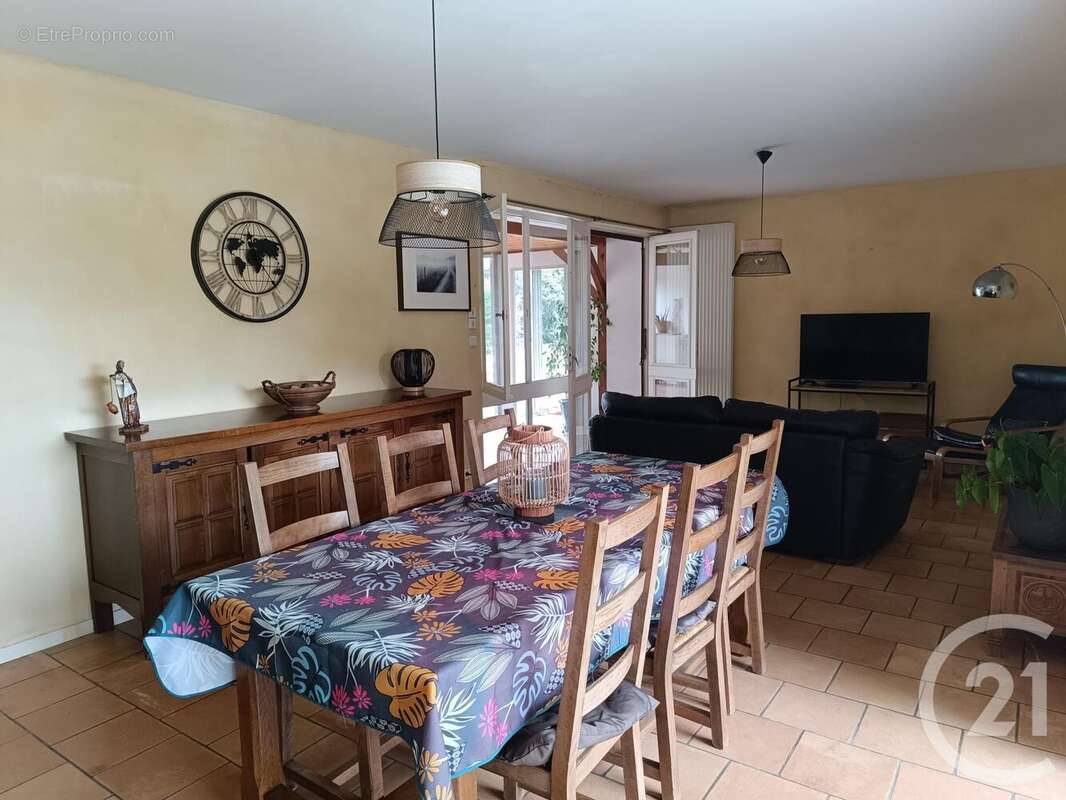 Maison à LES PEINTURES