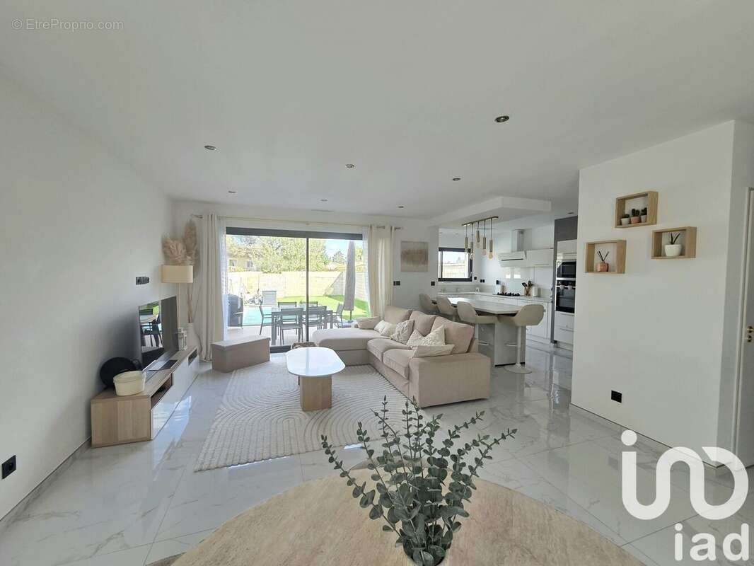 Photo 2 - Maison à ENTRAIGUES-SUR-LA-SORGUE