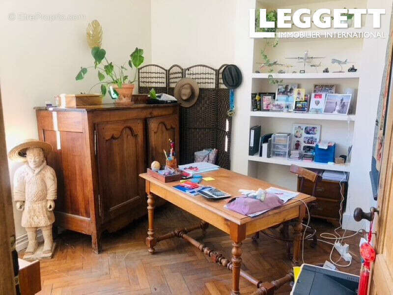 Propriété alliant élégance et potentiel 
7 pièces 271 m²
Jardin 4400 m²
Dépendances 500 m² 
Gîte
Piscine - photo 7