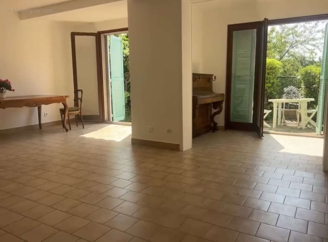 RARE sur Menton Garavan-maison mitoyenne-3 chambres-terrasses-jardin-2 parkings-grande cave-vue mer vieille vi - photo 7