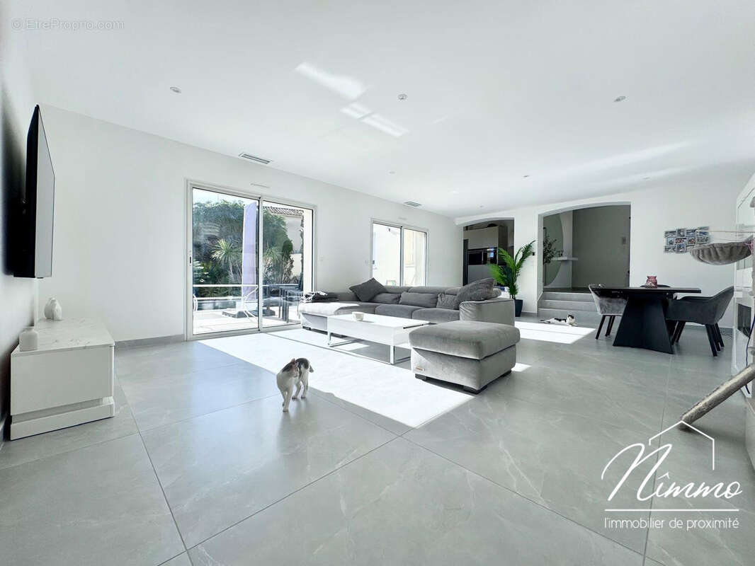 Nimes vacquerolles villa contemporaine de plain pied 140 m2 avec piscine pool house jardin de 593 m2 garages - photo 5