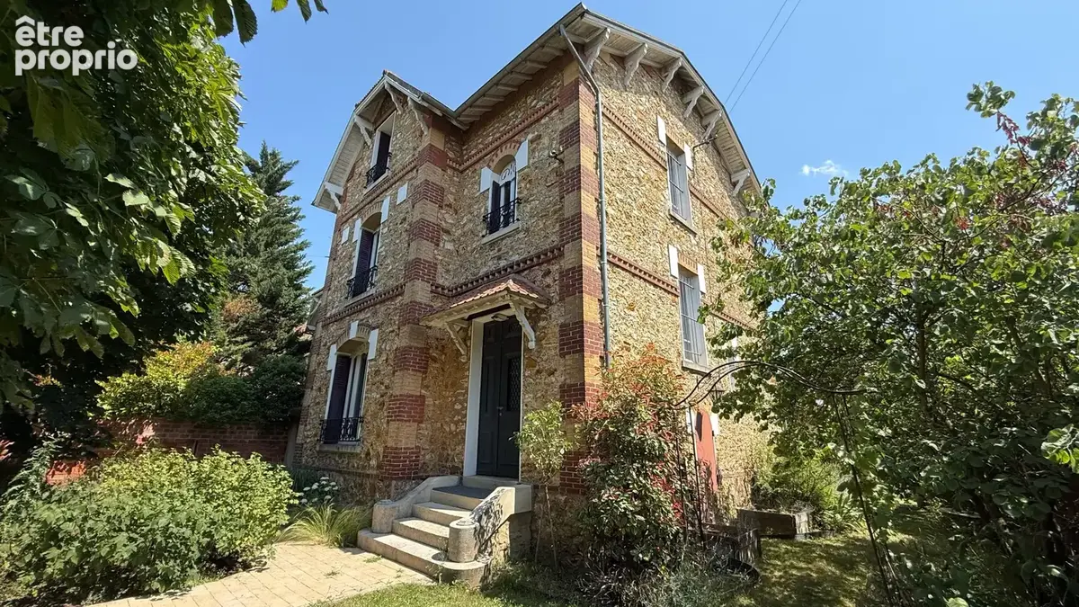 Belle meulière de caractère avec 6 chambres et jardin - photo 17