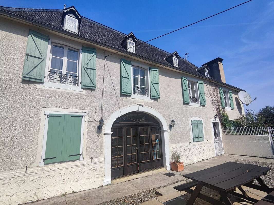 Ferme béarnaise rénovée avec gîte, piscine et vue sur les Pyrenénées - photo 10