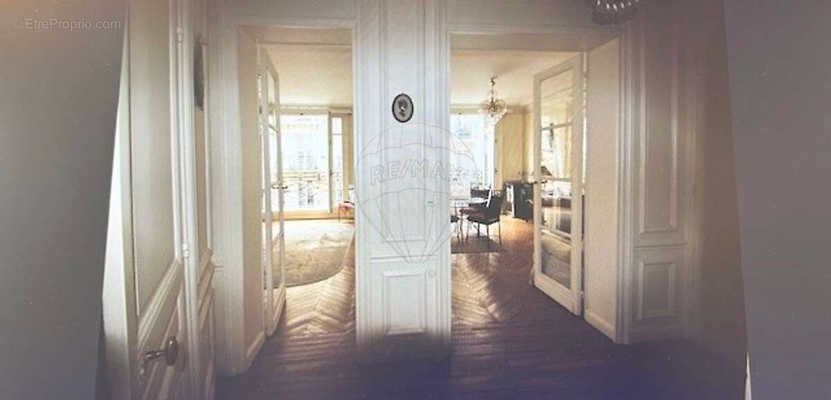 Appartement à PARIS-16E