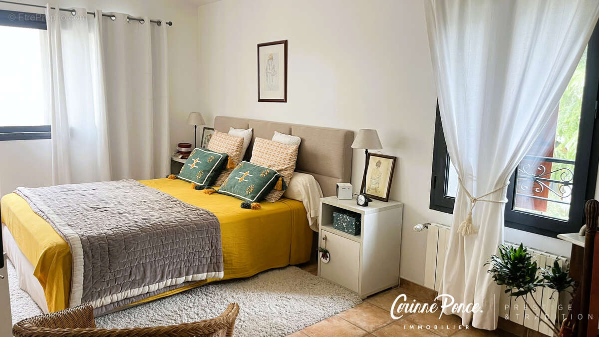 Nimes centre  appartement 145m2  de  standing avec patio terrasse jardin  et parking dans residence intime et - photo 12