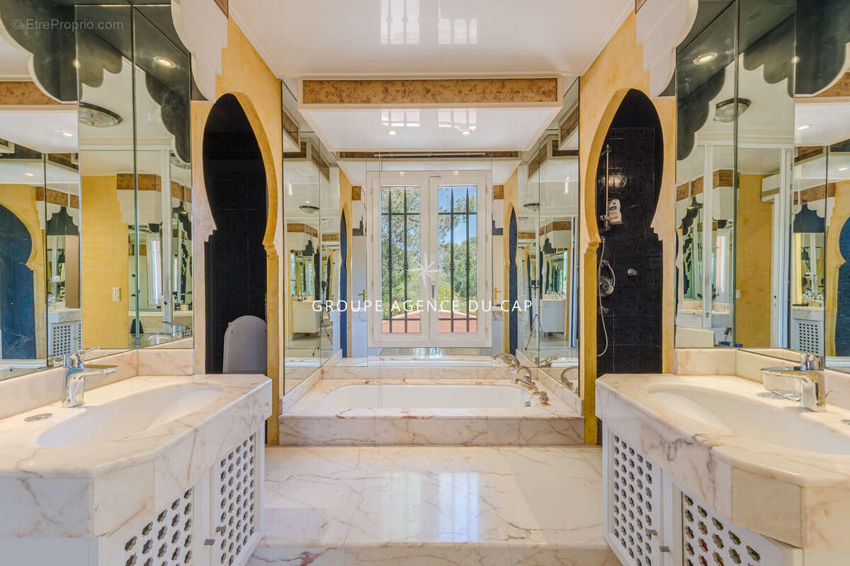Valescure coeur des golfs villa 5 chambres de 200m² avec piscine - photo 10
