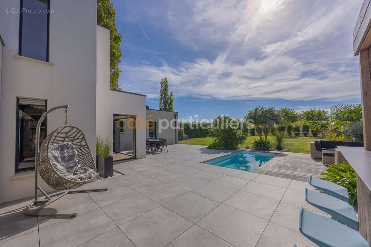 Sous offre -- saint-philbert-de-grand-lieu - - maison contemporaine - - 130m2 utiles - - piscine - -calme - photo 2