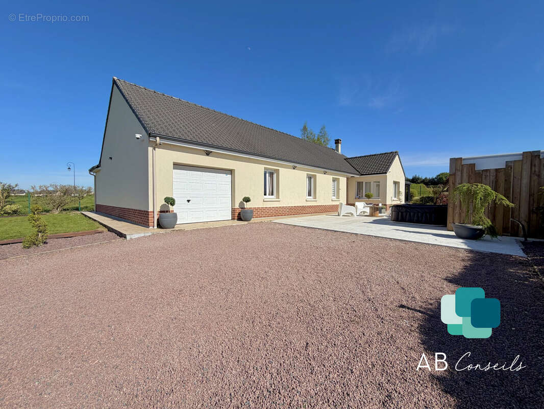 Maison à MAUCOMBLE