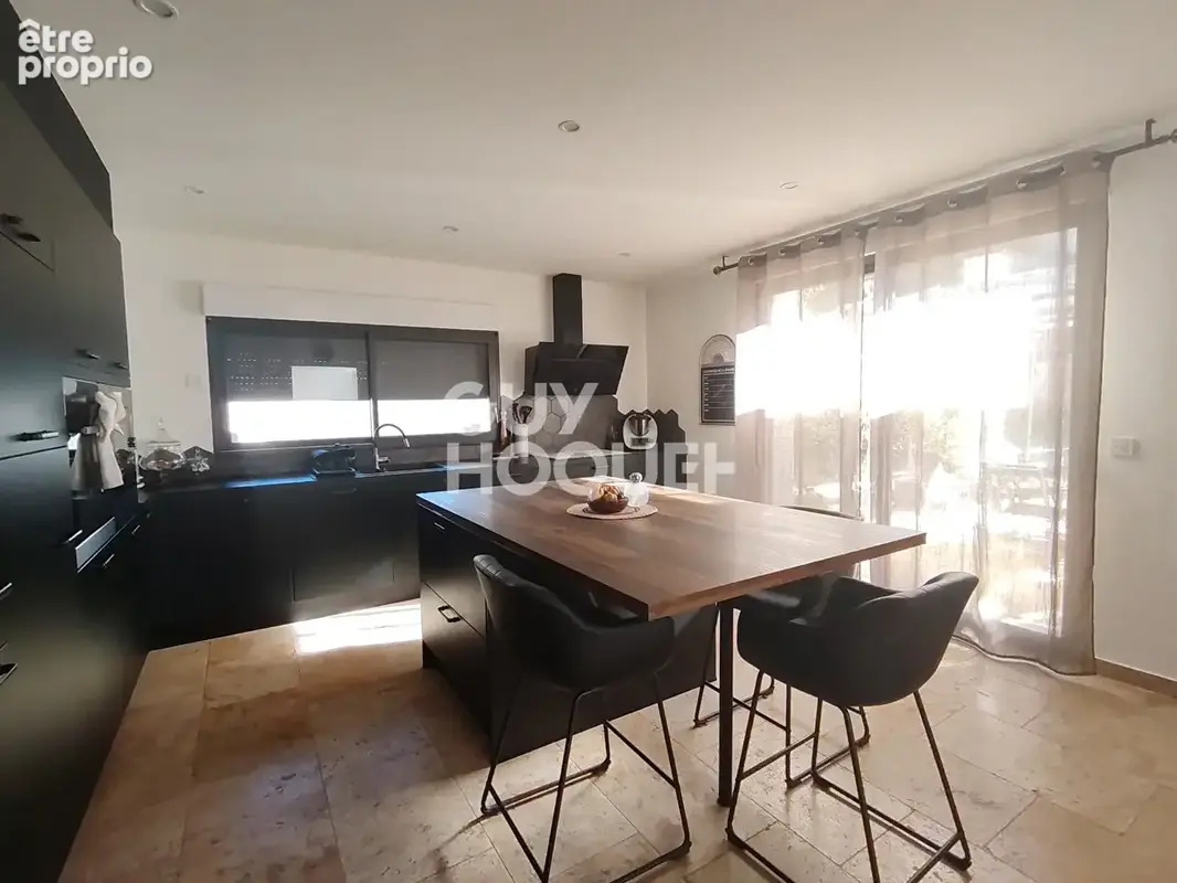 Carpentras - Maison R+1 - 279 m² (dont véranda 48 m²) - 5 chambres, 2 garages, Piscine et Forage - photo 9