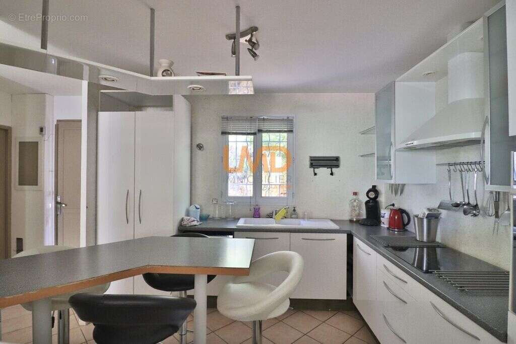Carcès: maison T5  91m2 et atelier sur terrain 2700m2 - photo 6
