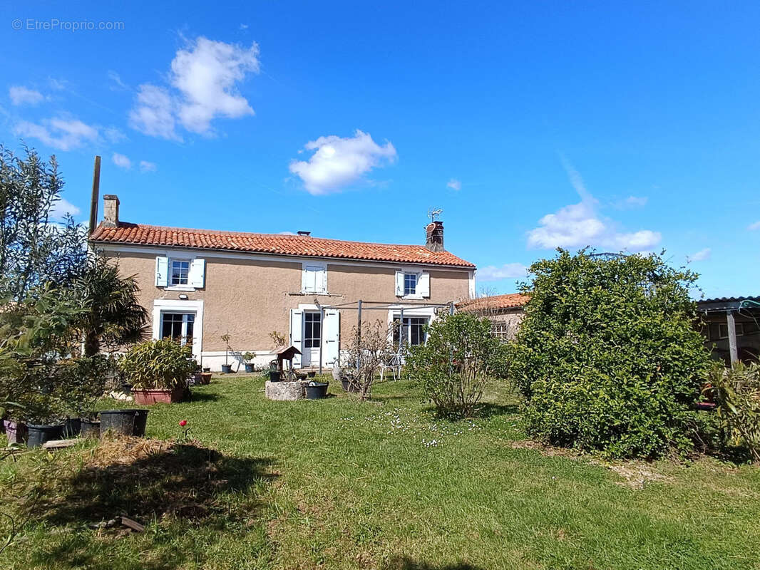 Maison à SAINT-HILAIRE-DES-LOGES