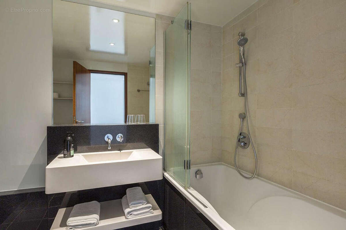 Property for sale in Paris - Appartement à PARIS-15E