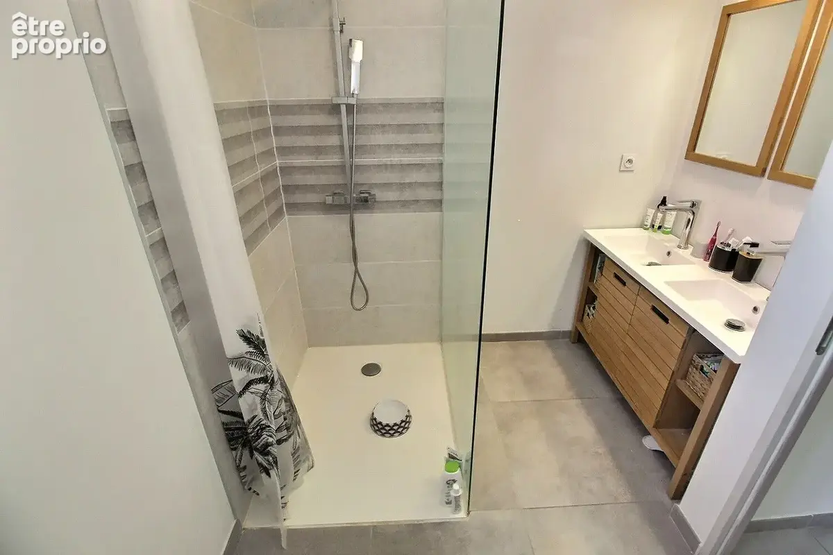 A vendre  claira villa f4  contemporaine sur terrain 3 faces avec piscine. - photo 9