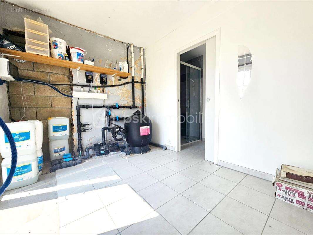 EXCEPTIONNELLE : Charme, espace et fort potentiel - 4 chambres dont une suite parentale - Piscine chauffée - Dépendances aménage - photo 21