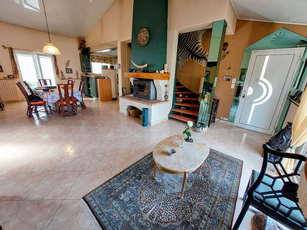 Maison Familiale de 169.60 m² -  SECTEUR DES 5 PINEAUX - photo 2