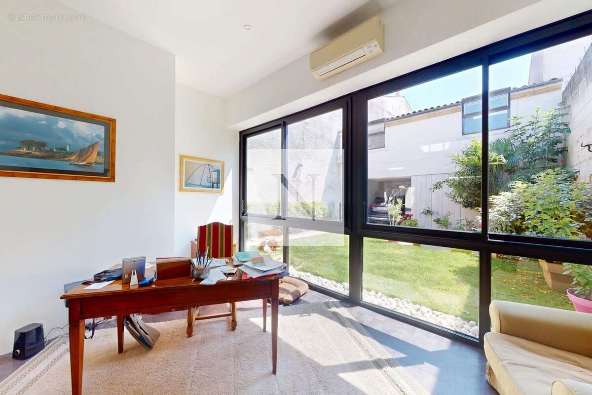 Maison 308 m² à Rochefort  - photo 4