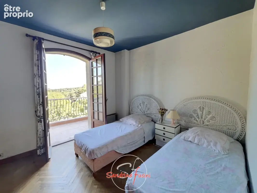 Villa de caractere - beaux volumes - piscine et terrain - photo 10